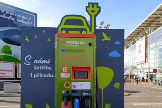 Lidl a Kaufland zakázaly svým manažerům v Německu elektroauta. V Česku je to tajné